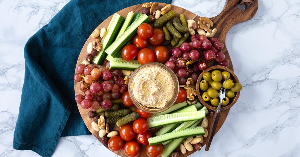 Borrelplank met geroosterde druiven en andere vegan ingrediënten